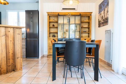 In the charming La Hume neighborhood, where tranquility meets convenience, Villa Havana offers an idyllic retreat for families seeking relaxation and adventure. Just a short 5-minute stroll to local shops and restaurants, and 1.4 km from the serene b...