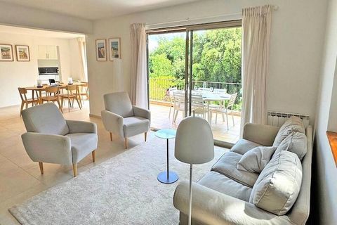 Au sein du paisible domaine Grand Pin, ce superbe appartement de 4 pièces, entièrement rénové, offre un refuge idyllique aux familles ou groupes d'amis en quête d'un confort moderne et du charme du littoral. À seulement 1,3 km du centre-ville et de l...