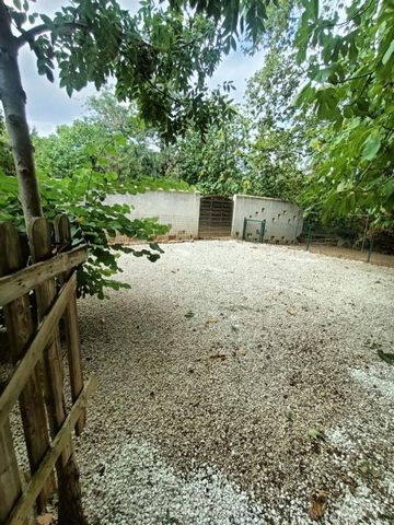 Découvrez cette jolie maison indépendante située dans un domaine viticole, proche de Béziers. - Séjour lumineux avec cuisine ouverte donnant sur une terrasse - Deux chambres avec placards - Salle de bain et wc + 1 cellier de 6 m². Jardin de 100 m² . ...