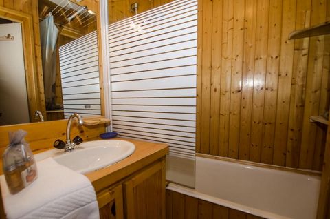 The Residence Carlton is located in the centre of Chamonix, 500 m from the ski slopes and ski lifts. The shuttle bus stop is just 150 m away. The 27 m2 