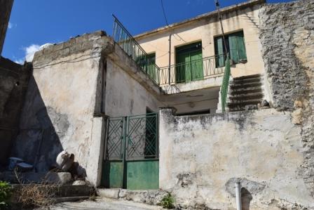 Stavrochori Vecchia casa su due piani da ristrutturare a Stavrochori. La casa è di circa 60m2 su un terreno di 50m2. Il piano terra è composto da due camere da letto, una zona giorno open space con cucina. All'esterno, sotto la scala è presente un W....