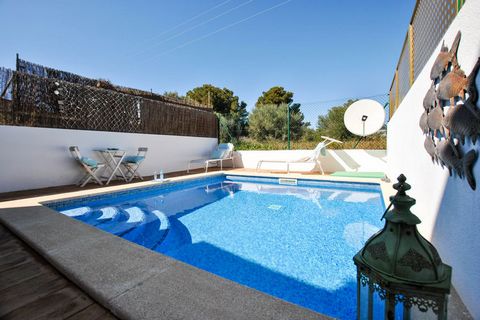 Este estiloso piso de planta baja esta decorado con mucho gusto. Cuenta con su propia piscina privada. Se encuentra en Cala Pi en la isla de Mallorca a tan solo 100 metros de una preciosa playa de arena dorada que se esconde entre elevados alcantilad...