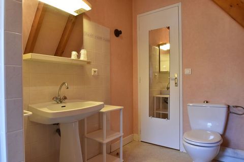 This cozy and well-kept holiday home is located in Prats-de-Carlux and can accommodate 5 people. With 2 bedrooms, the home is ideal for a family or a small group. The home has a terrace where you can enjoy scenic views of the charming meadows and a b...