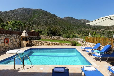 Villa Nikolas ist eine neu gebaute Villa mit privatem Pool, auf einem Hügel mit Blick auf die Bucht von dem schönen Fischerdorf von Bali mit Blick nach Süden, in die Bergen, an der Nordküste von Kreta. Die große Stadt Rethymno ist 25 km entfernt. Vil...