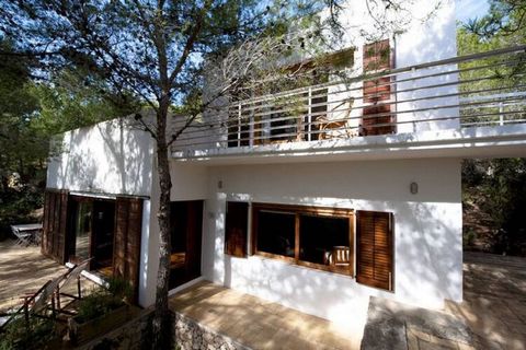 La casa de vacaciones de 4 dormitorios en Sant Jordi (St Josep de Sa Talaia) Islas Baleares es ideal para familias o grupos pequeños. Este lugar puede alojar hasta 6 personas. Esta casa tiene una piscina privada para un baño de noche después de un la...