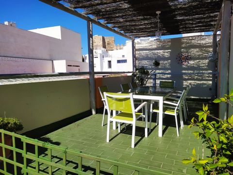 Fantastic house for sale in the Tarifa old town 359 m2 with includes commercial premises on the street level (currently rented) and in agreat location. The house enjoys a private access from the street and has 6 bedrooms, two bathrooms, living room, ...