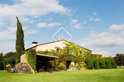 Large century-old farmhouse completely restored in 2001, located in a beautiful setting surrounded by fields and forests. It is located in an exceptional location, with good access, and only 20km from Girona and the best beaches on the Costa Brava in...