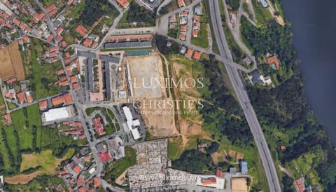 Building land in central and quiet location, in 2nd line of river, with unique and unalterable views in Oliveira do Douro, Vila Nova de Gaia. Consisting of four plots, with possibility to build villas consisting of basement, ground floor and one floo...
