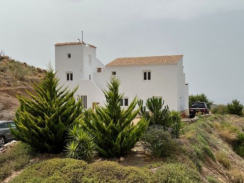 Dit is een indrukwekkende,  volledig gerenoveerde villa gelegen op het platteland van Taberno op slechts 12 minuten rijden van het hart van het traditionele Spaanse dorp en op slechts 20 minuten van de grotere steden Albox en Huercal-Overa, waar u ee...