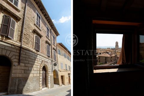 В самом сердце исторического центра древних этруссков - города Кьюзи (провинция Сиены) в Тоскане на продажу отремонтированная и готовая к проживанию квартира 