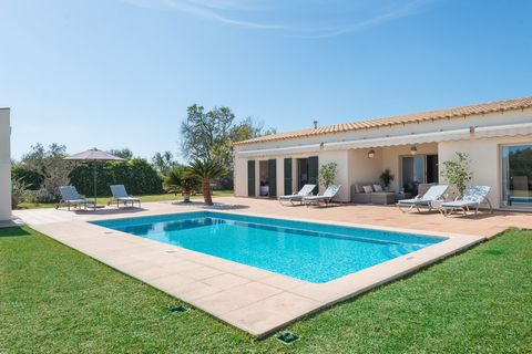 Welcome and cosy country house for 6 people, located at the outskirts of Muro, with a great salted pool in the heart of a green garden. The well cared exteriors of this finca make it be an incomparable place, a little piece of the very same paradise ...