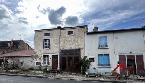 Come and discover this set of house with great potential located near Bourbonne les bains. This house of 82 m2 of living space includes two bedrooms, living room, kitchen, bathroom, toilet, boiler room, vaulted cellar and many outbuildings more than ...