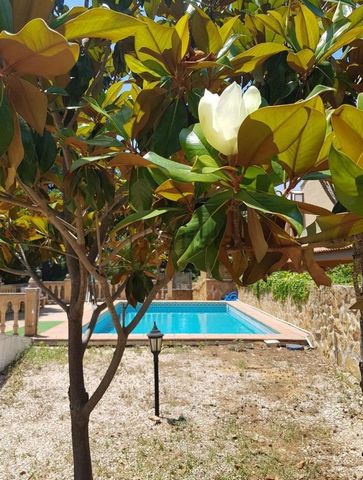 Beautiful villa in urbanization of Náquera. Interior completely renovated. Parquet floor, wall radiators. Exterior with large garden area, children's play area, swimming pool with purifier, paellero, storage room and garage.