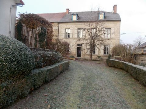 15 minutes from Aubusson, in a small hamlet very quiet house, Creusoise renovated with taste. The masion consists on the ground floor of a kitchen, a dining room, a large living room, a toilet and a workshop. On the first floor two bedrooms and a bat...