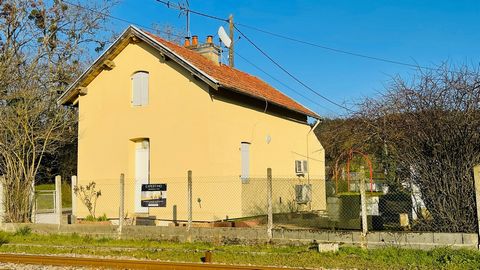 In the heart of the Vézélien, exclusively within your agency EXPERTIMO, do not delay in discovering this old gatekeeper house completely restored in GIVRY, near the train station of Sermizelles (serving PARIS BERCY). This independent house with adjoi...