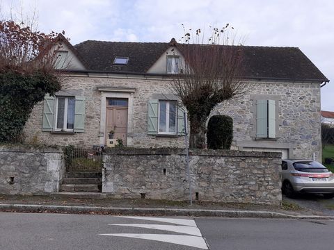 Sébastien Baylet ... offers you exclusively, in the village of SAINT HILAIRE LES PLACES this stone house of 115 m2 completely renovated in 2000. It is composed on the ground floor of a kitchen, a living room of 36 m2, a bedroom, a bathroom and two to...