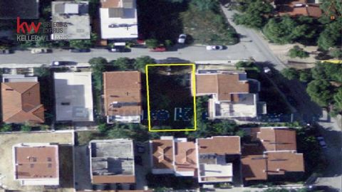 En exclusivité par kwCOSMOS, Terrain à vendre à Lykovrisi à Athènes Grèce d’une superficie totale de 298 m², permis de construction jusqu’à 0,8 - couverture de la parcelle jusqu’à 40% - hauteur de construction jusqu’à 11m. Le terrain est dans la zone...