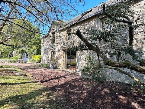 Century 21 Royer Immo offers you in BLAINVILLE-SUR-MER this vast property of the nineteenth century stone located not far from shops and the sea. It includes an old part overlooking the south with a lot of charm and character. Where there is on the g...