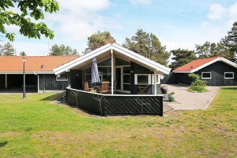 Holiday home in a sought-after and quiet holiday home area a stone's throw from a child-friendly beach, shopping, restaurants and ice house by Stillinge Strand. Combined kitchen and cozy living room with pellet stove (bring your own pills) and access...