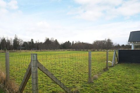 Gut ausgestattetes Ferienhaus in gemütlichem und dennoch modernem Stil. Liegt nur etwa 400 m von einem kinderfreundlichen Badesstrand entfernt und zugleich in der Nähe des Ferienortes Ålbæk. Das Ferienhaus bietet drei Schlafzimmer und einen offenen K...