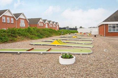 Dieses Feriendomizil liegt in dem Feriencenter Rim mit vielen Aktivitätsmöglichkeiten, u.a. einem Innen- und Außenpool (Öffnungszeiten abhängig von Saison), Minigolf, Tennisplätze, Ballplätze und Spielplätze. Erdgeschoss mit Küche in offener Verbindu...