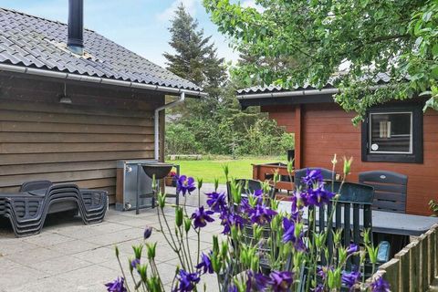 Casa vacanze situata in uno splendido ambiente naturale vicino alle magnifiche spiagge del Mare del Nord. Riscaldamento a pavimento e vasca idromassaggio in bagno oltre a lavatrice e asciugatrice. Ristrutturato nel 2008 con pavimenti in legno chiaro,...