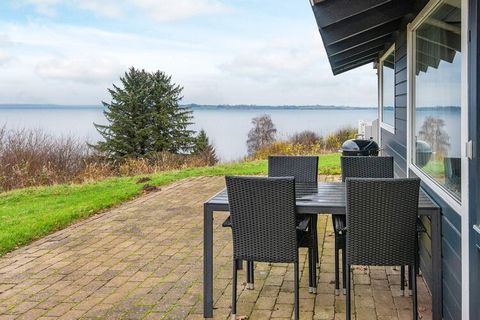 Im Ferienzentrum Løjt finden Sie dieses Ferienhaus mit dem schönsten Panoramaausblick zur Genner Bucht / dem Kleinen Belt und zur kleinen Insel Barsø. Das 70 m2 große Ferienhaus verfügt über zwei Schlafzimmer und einen Hems oben unter der Dachschräge...