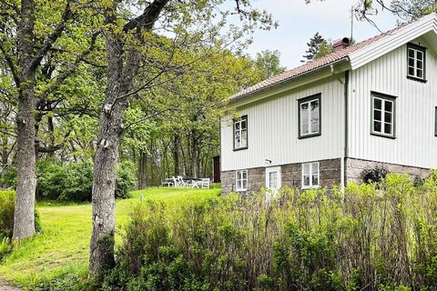 Welcome to rural idyll with a stone's throw to the sea. Not far from your accommodation is the beautiful summer town of Lysekil. Within walking distance to the bath is this house with beautiful garden with hilly plot. Perfect accommodation for famili...