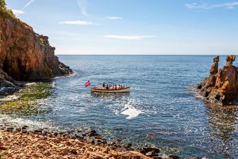 Machen Sie Urlaub in Allinge Der Ferienpark Storløkke in Allinge bietet schöne Ferienunterkünfte in ruhiger Lage. Hier findet jeder etwas für sich wie z. B. den saisonal beheizten Swimmingpool, einen Hockeyplatz, Trampolinspringen, eine Seilbahn und ...