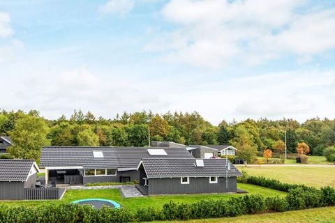 In the scenic and family-friendly area of Hovborg you will find this holiday cottage suited for families with both small and big kids. The house has a spacious conservatory, living room and open concept kitchen. 3 bedrooms and a bathroom with a whirl...