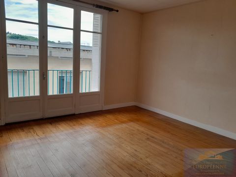EXCLUSIVE EUROPEAN AGENCY Downtown Lourdes, residence with elevator in half landing, apartment type 4 to renovate, consisting of a living room of 17 m2 with balcony, kitchen, 3 bedrooms, bathroom and toilet. The apartment has a garage of 19 m2 and a ...