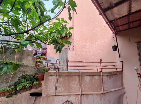 Messina - Novara Di Sicilia, we offer for sale a detached house with land of about 1000 square meters. The property to be restored is spread over three levels above ground for a total area of about 80 square meters, which is distributed over two bedr...