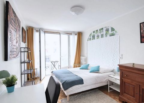 Large, bright 17m² bedroom, fully furnished. It has a double bed (140x190) and a bedside table with lamp. There is also a work area with a desk, chair and lamp. The bedroom also has plenty of storage space: a wardrobe with hanging space, a chest of d...