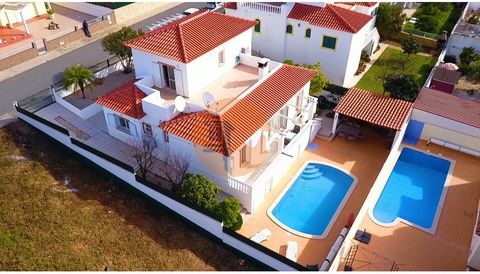 Fantastic 4 bedroom villa with parking, garden, pool and BBQ area in Altura. Villa with 2 floors. Ground floor with entrance hall, kitchen, 3 bedrooms (1 of which is used as an office) 2 bathrooms and living room with fireplace. On the first floor su...