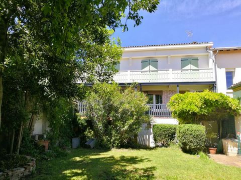 This pretty town house facing south and its charming outbuilding nestled in a very intimate garden is a rare proposition in the town center of Moissac.It has a living area of 140m2 consisting of a bright living room/living room with fireplace/insert ...