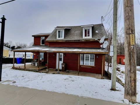 Triplex very well located, no neighbors in the back, very good profitability. Ideal for investor. Ideal for owner-occupied/n/r INCLUSIONS -- EXCLUSIONS --