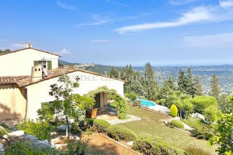 Truly exceptional geographical location for this splendid traditional property treated according to the rules of the art, and presented in a remarkable general state. It is organized around a spacious and very bright reception of 187.34 m2, it is com...