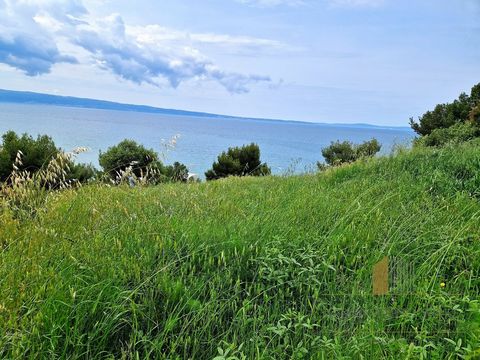 Działka budowlana z widokiem na otwarte morze w turystycznej miejscowości Podstrana, zaledwie kilka kilometrów od Splitu. Znajduje się nad główną drogą Split-Omiš, 60 m od plaży i krystalicznie czystego morza. W pobliżu znajduje się 5-gwiazdkowy hote...