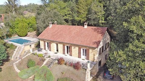 24200 CARSAC AILLAC. Contemporary house, swimming pool, land of 8016m². Selling price: 313 000 euros (agency fees paid by the seller) Located 500 m from the centre of the village with schools, shops and all amenities and 10 km from Sarlat, in the hea...