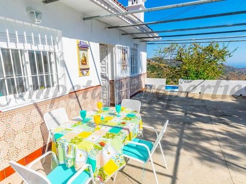 Charming country property with a private pool in Cómpeta. It can accommodate 6 people in 2 bedrooms with double beds and 1 bedroom with a compact bed.