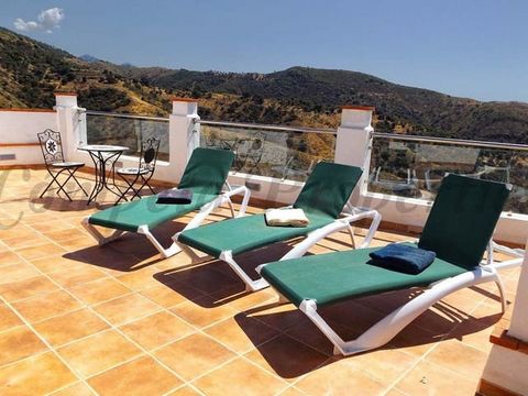Townhouse in Sedella, 3 bedrooms, 2 bathrooms, 1 toilet room, an indoor heated pool and roof terraces with glass balustrade and stunning views.