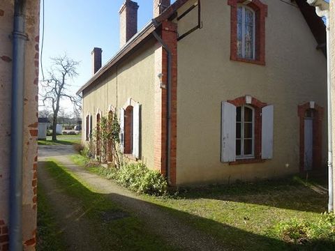 Heart of BRENNE, located in a charming village, set of 2 semi-detached houses to renovate including 2 living rooms, bathroom, 4 bedrooms, 2 rooms. All on a plot of 1100 m² including a non-adjoining plot. - Mains drainage, fibre - Walls and frame in g...