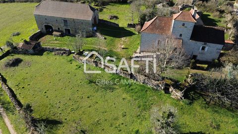 On the edge of a hamlet, on 2.25 hectares of land, this typical Lotois farm has retained all its authenticity. The dwelling house mounted on a cellar with its traditional terrace, offers a living room with inglenook fireplace and stone sink, a bathro...