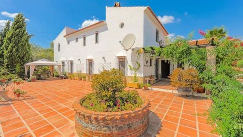 We are delighted to present this exquisite country house and independent guest cottage, boasting an expansive living space of 342m2 and nestled within a beautiful plot of 3,878m2. With its elevated position providing breathtaking views of the Andaluc...