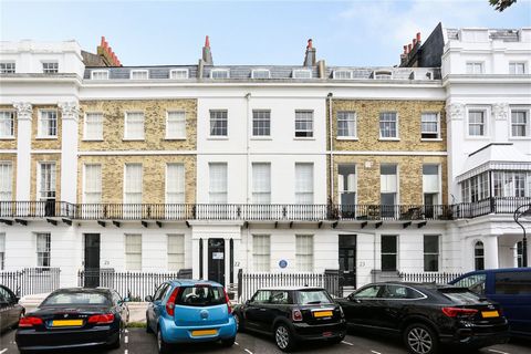 Located on the top two floors in one of Brighton's most iconic seafront areas, this impressive early 19th century penthouse is ideally situated for all that Brighton and Kemp Town have to offer. Set inside a distinctive Grade I listed square, the hou...
