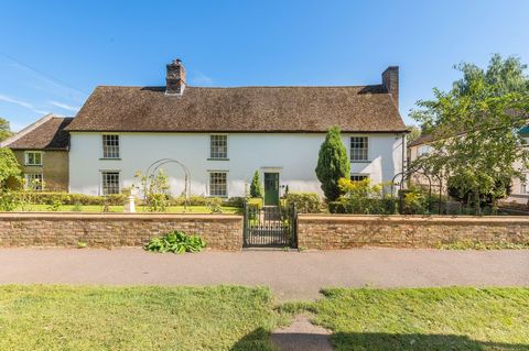 This meticulously restored medieval hall offers over 4300 square feet of accommodation, located overlooking the tranquil village green, steeped in a rich history. This unique property offers additional accommodation thoughtfully created within sympat...