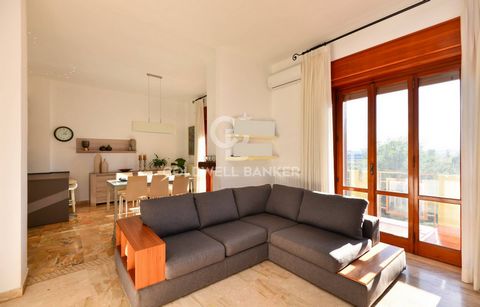 LECCE In Lecce, niet ver van het stadscentrum en in een goed bereikbaar gebied, bieden wij een volledig gerenoveerd appartement van ca.110 m² te koop aan, gelegen op de 1e verdieping van een kleine tweegezinswoning, met een eigen dakterras en een com...