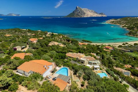 Immersed in the suggestive area of Cala Girgolu, this extraordinary residence is located a few steps from San Teodoro, offering an elegant oasis of tranquility and refinement with all services at hand. With a large surface area of 200 square meters a...
