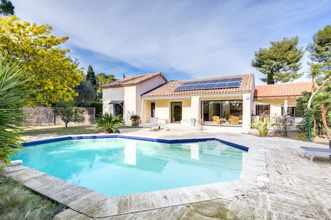 Cassis - In private setting located close to the centre, superb villa built on a flat Mediterranean inspired landscaped plot of 1012 m2, this single storey pretty villa offers 203 m2 of habitable space. Accommodation consists of a large living room w...