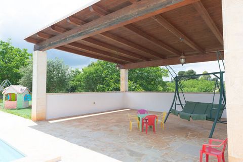 Holiday home with trulli and beautiful outdoor area. For up to 6 people, nothing is left to be desired. In the garden you can splash around in the pool, sunbathe, or enjoy a delicious Apulian meal under the shady verandas. There is enough space here ...